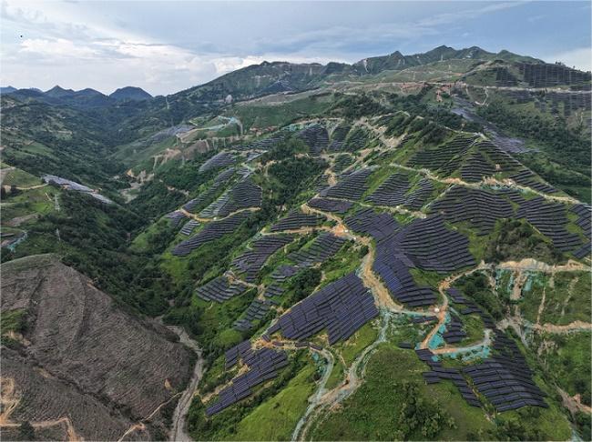 China ultrapassa 1 TW em energia solar, estabelecendo uma referência global