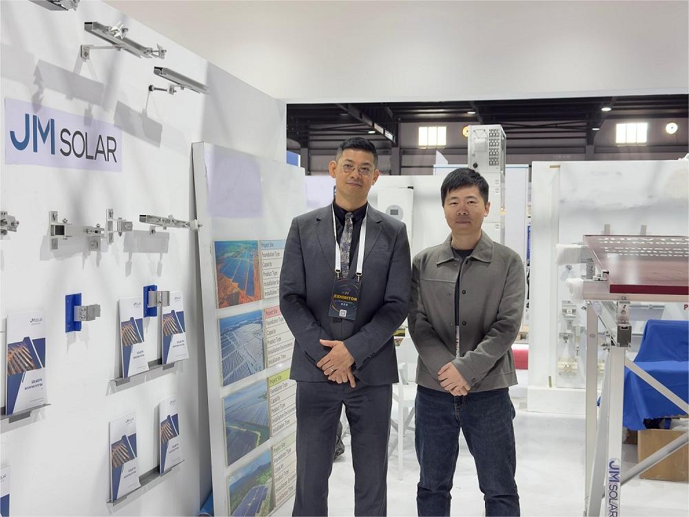 Resenha da exposição | JinMega no Iraque!